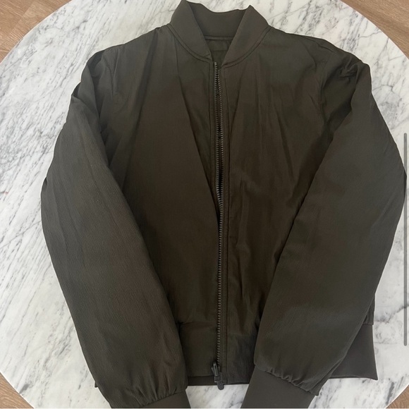 Lululemon Non-Stop Reversible Bomber. Size 4 - Picture 3 of 3